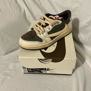 Nike Kids Low-Top Sneakers in Dark Brown and Cream